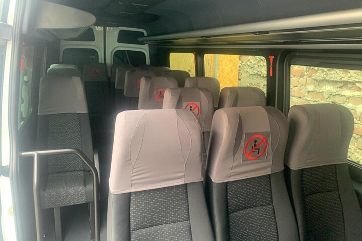 skupina praznih sedežev na avtobusu