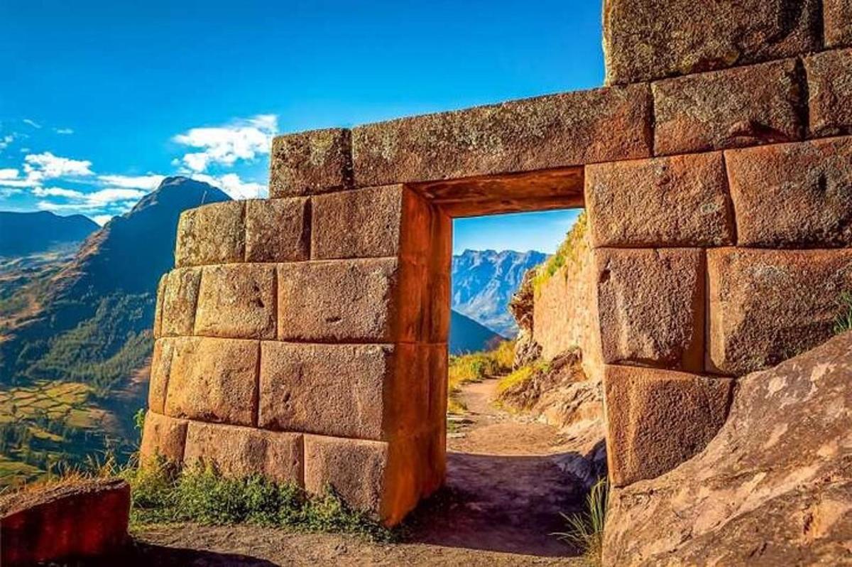 pintu di dinding batu dengan pemandangan gunung