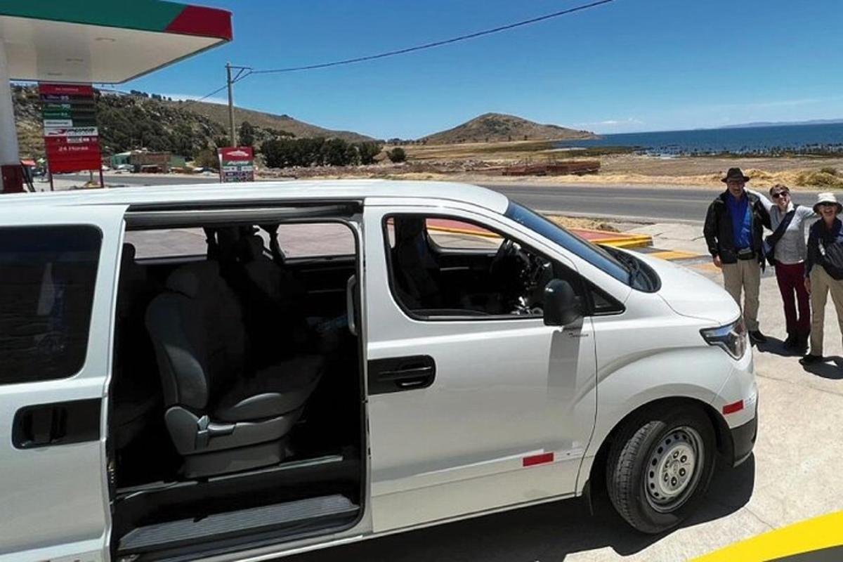 Bel kombi je parkiran na bencinski črpalki