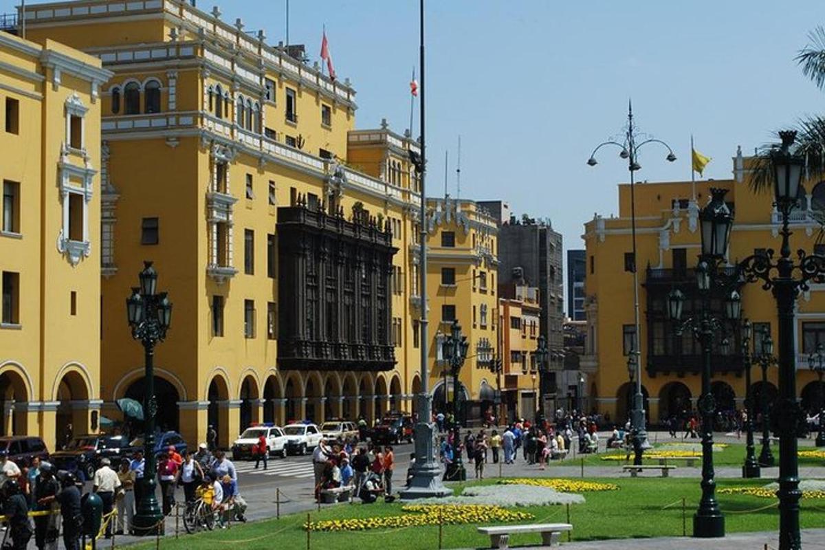 un grup de persones que passegen per una ciutat amb edificis