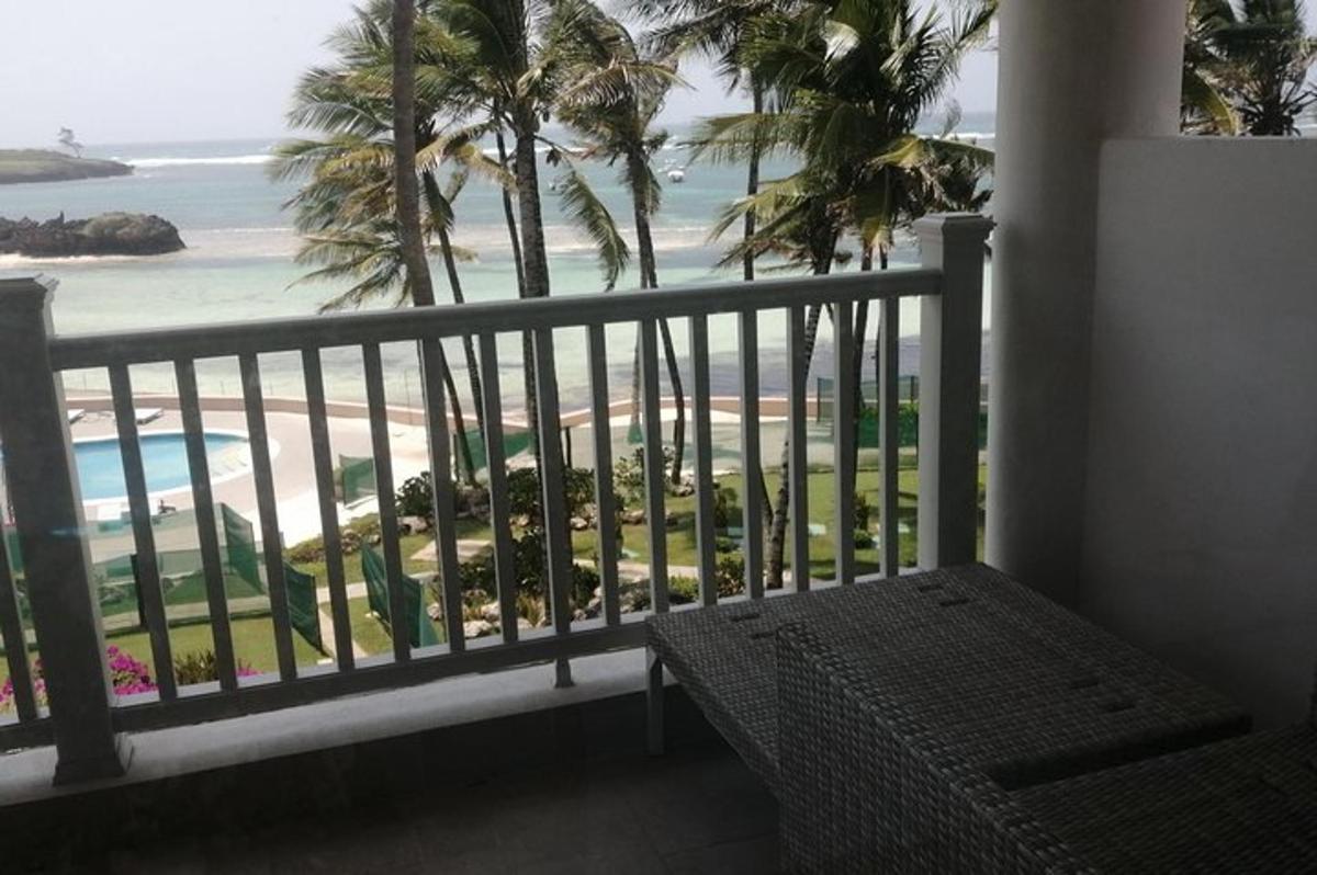 balkon s výhledem na pláž a palmy