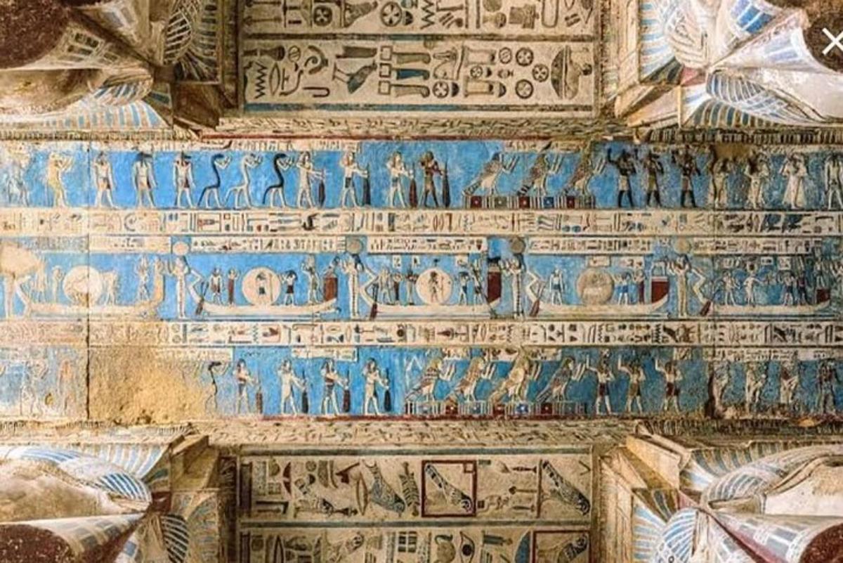 ένας τοίχος ενός κτιρίου με ψηφιδωτά πάνω του