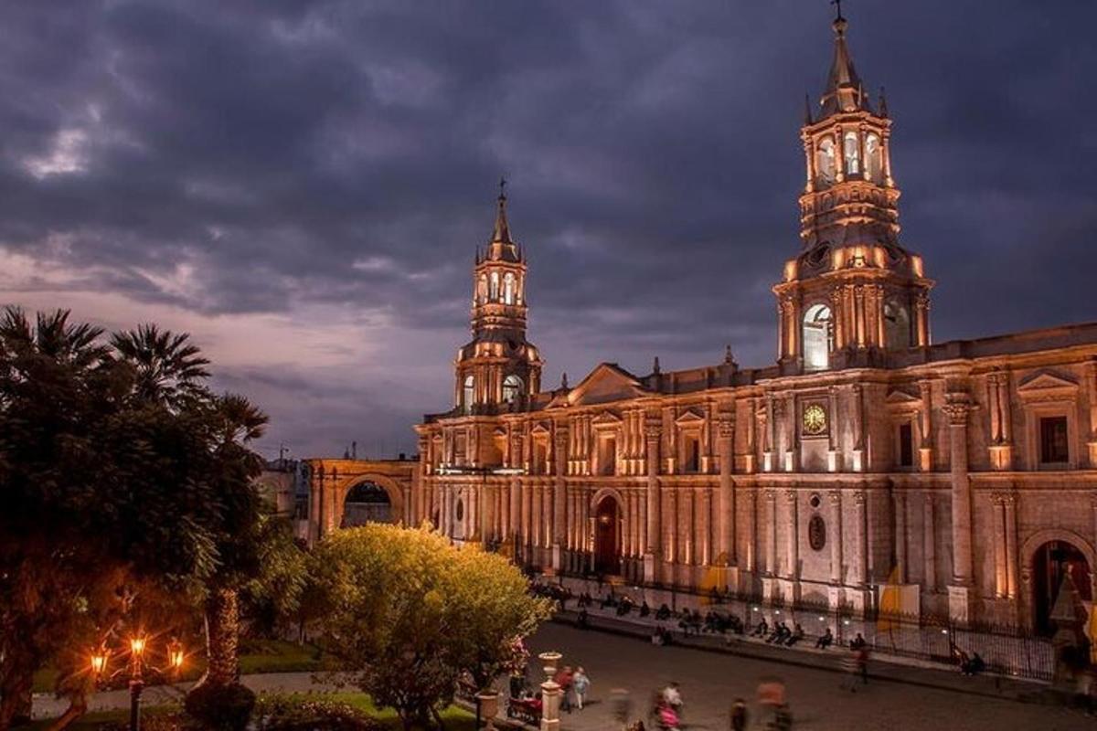 un gran edifici amb una torre del rellotge a sobre