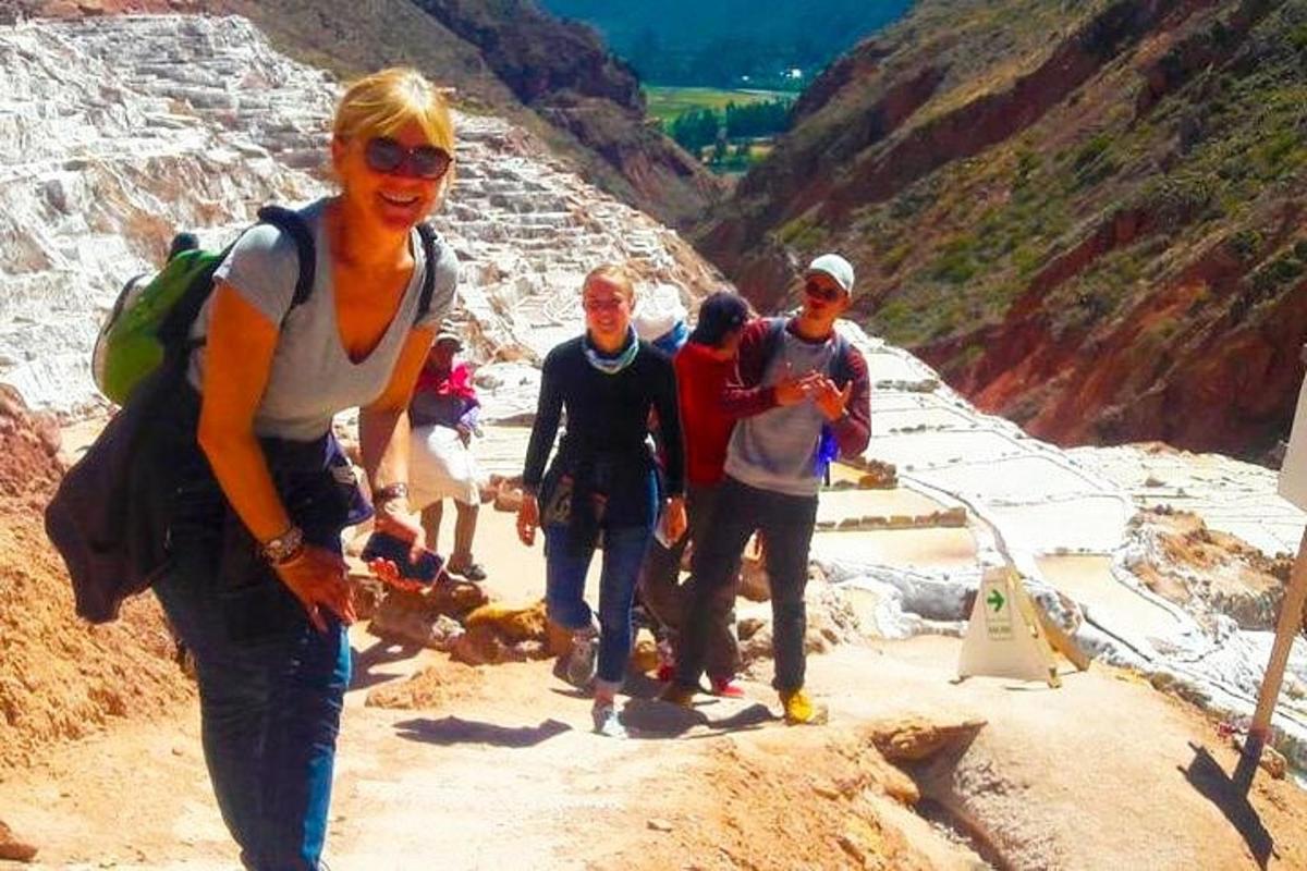 un gruppo di persone che camminano sul fianco di una montagna