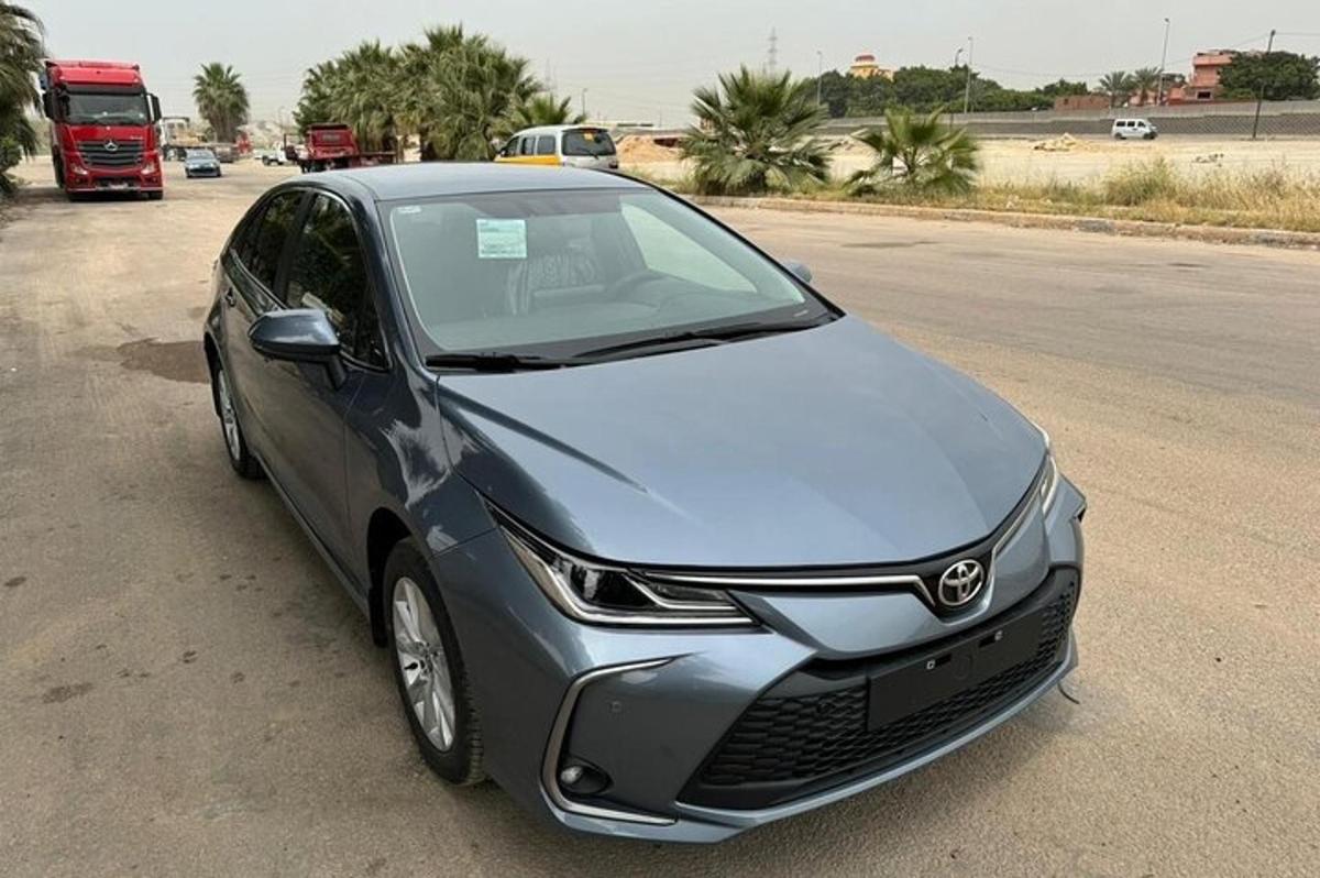stříbrné auto zaparkované na kraji silnice