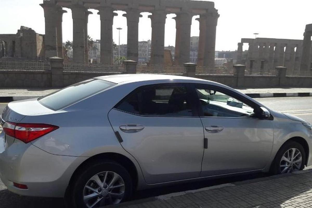 stříbrné auto zaparkované před budovou