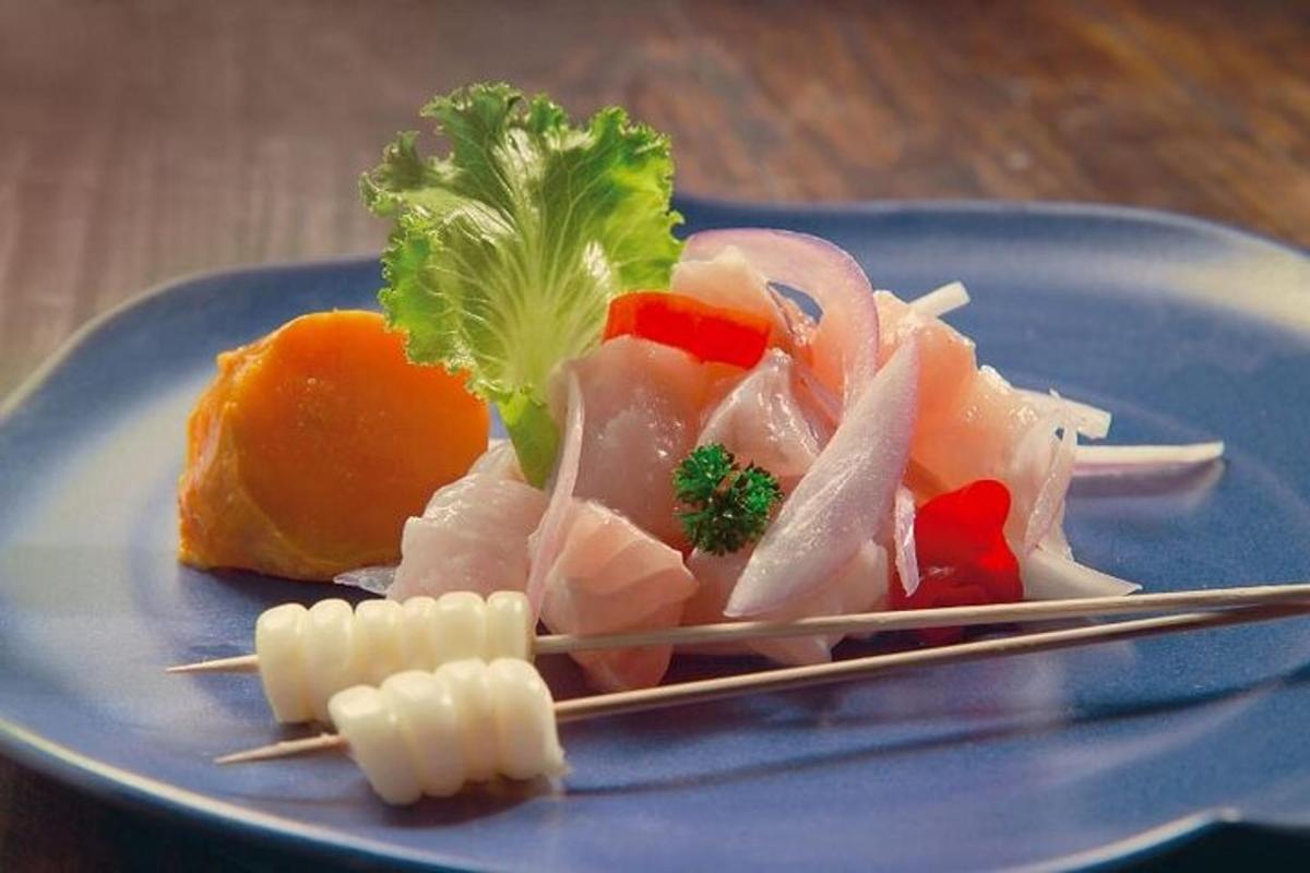 isang asul na plato ng pagkain sa isang mesa na may mga chopstick