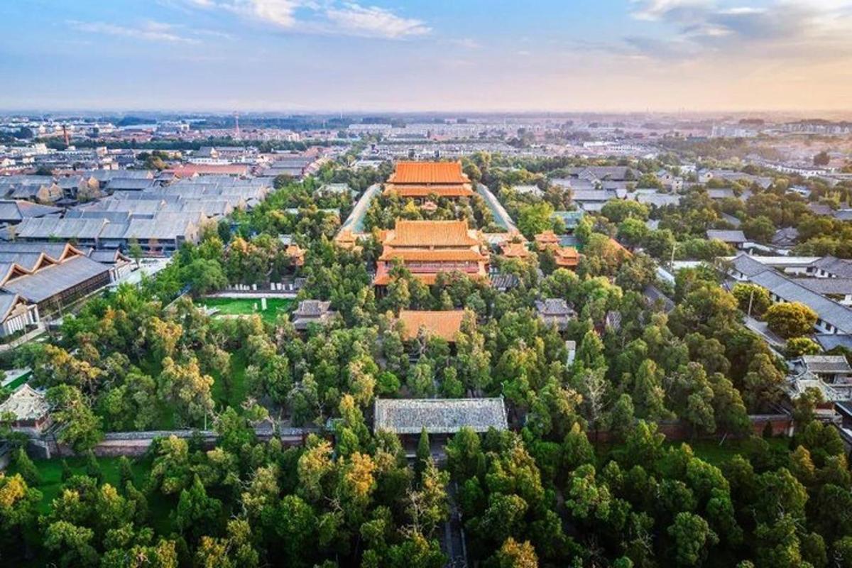 une vue aérienne d'un campus avec des arbres et des bâtiments