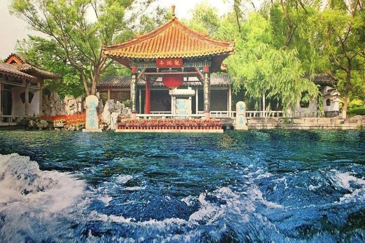 un edificio con un estanque de agua frente a un templo