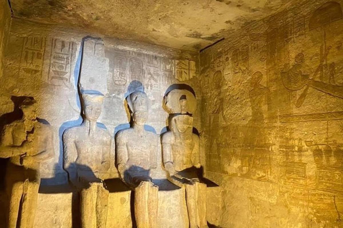 veggur með hieroglyfjum á honum í helli