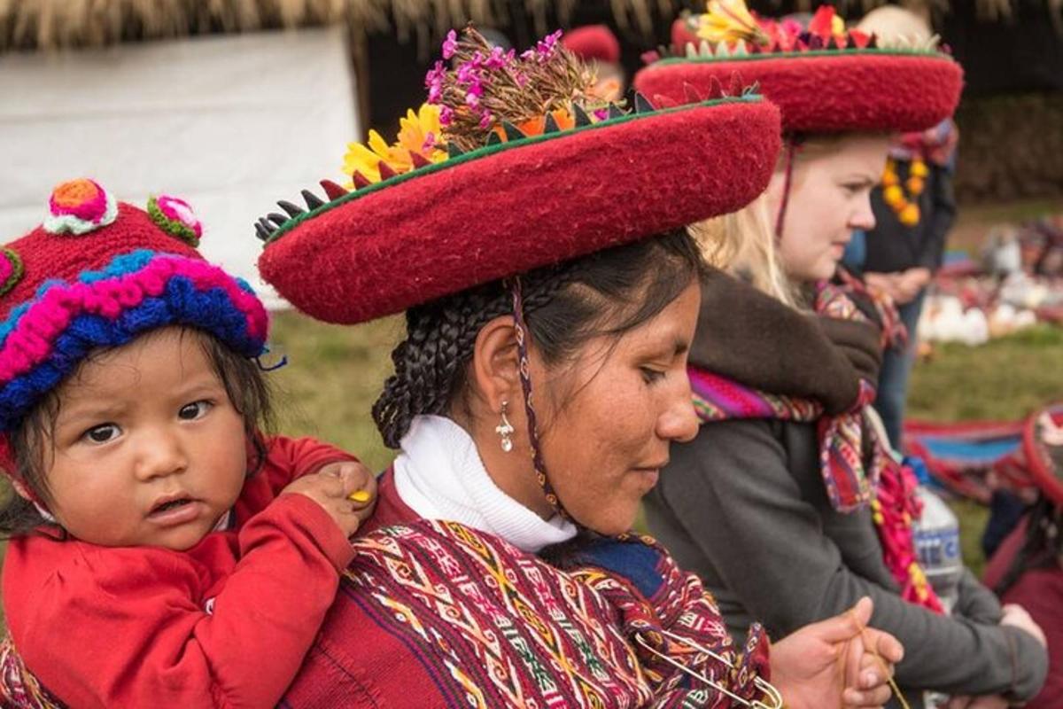 seorang wanita dengan anak di belakangnya memakai sombrero