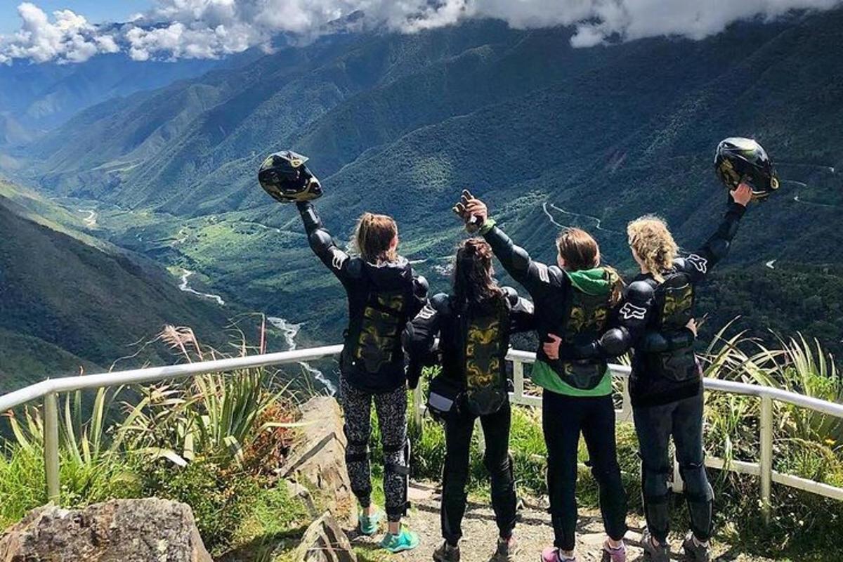 sekelompok orang yang berdiri di atas gunung