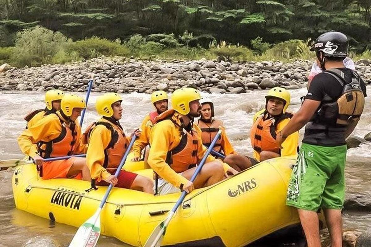 grupp inimesi jõel parvel