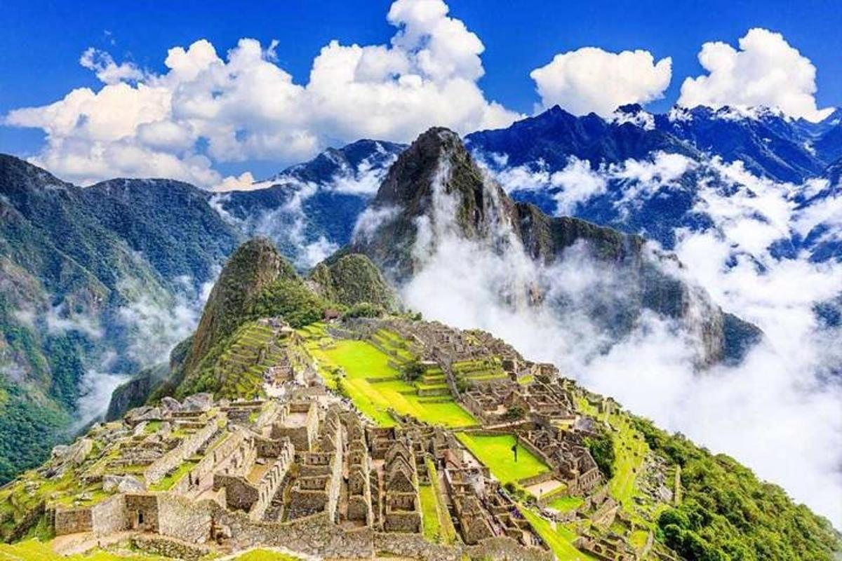 pemandangan runtuhan machu picchu di atas gunung