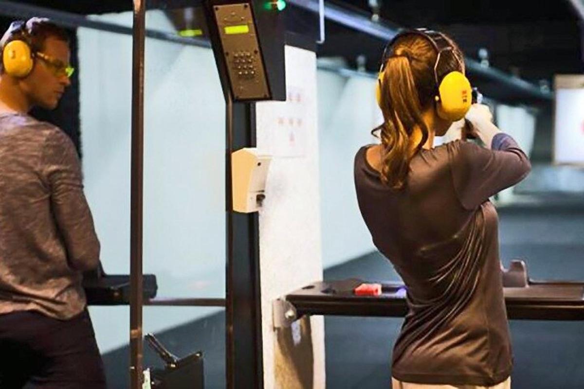 una dona amb auriculars al costat d'un home