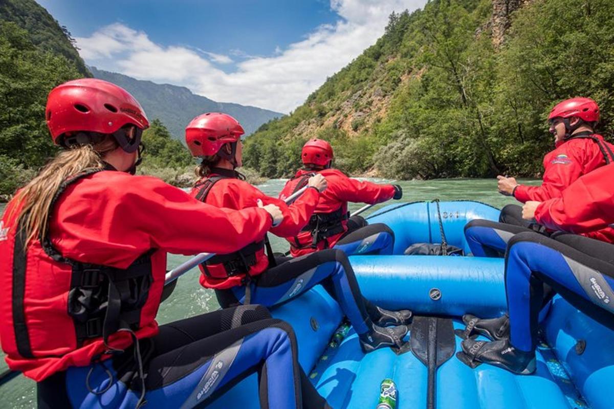 un gruppo di persone su una zattera su un fiume
