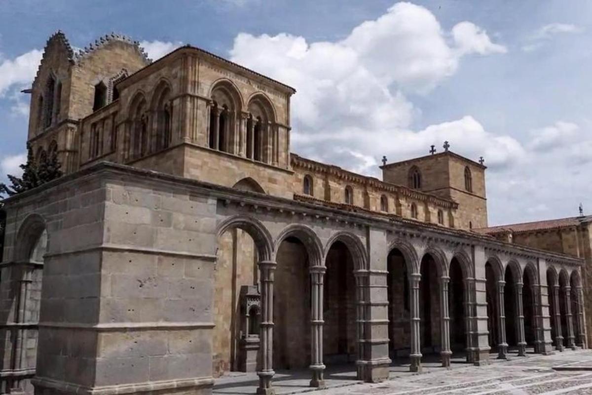 egy nagy téglaépület boltívekkel és egy templommal