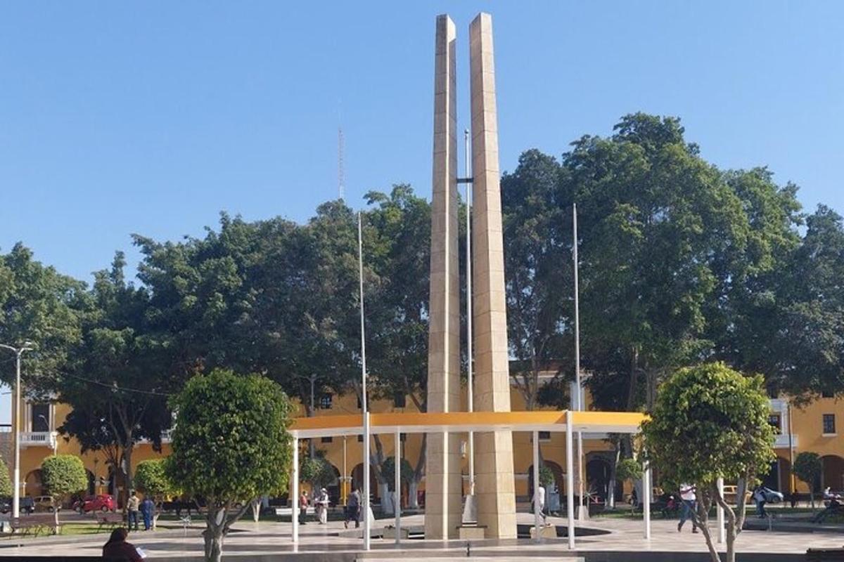 velika stavba s spomenikom pred njo