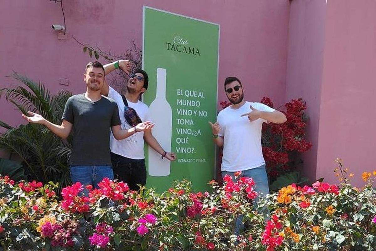 Un grupo de hombres de pie junto a un cartel con flores.