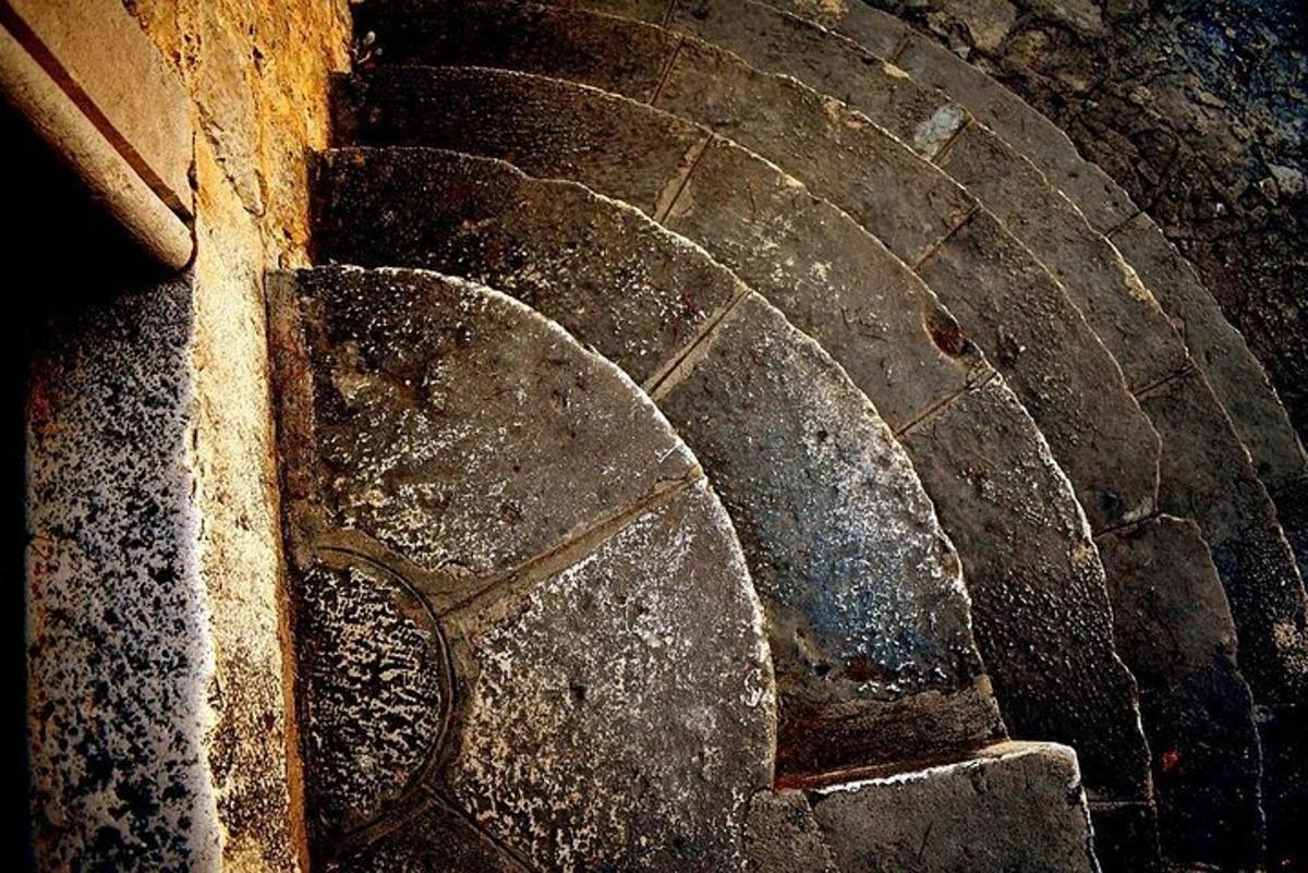 una vecchia scala a chiocciola in un edificio