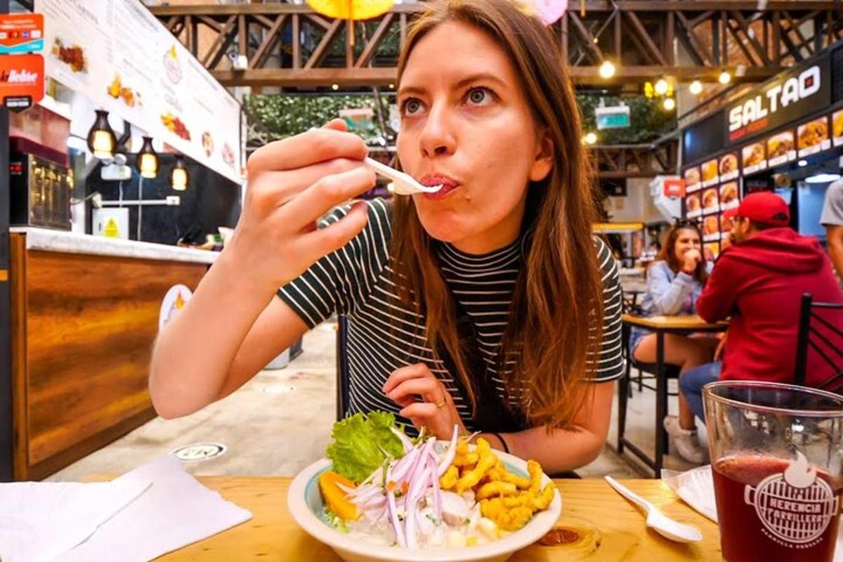 seorang wanita duduk di meja makan sepiring makanan