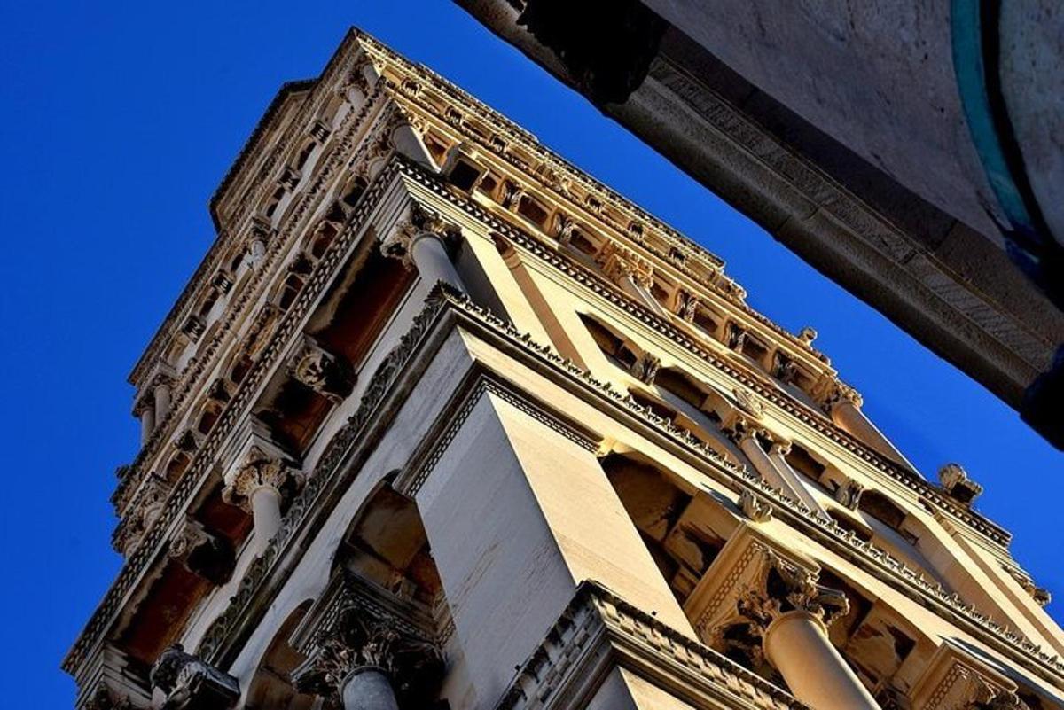 un alto edificio bianco con aocr