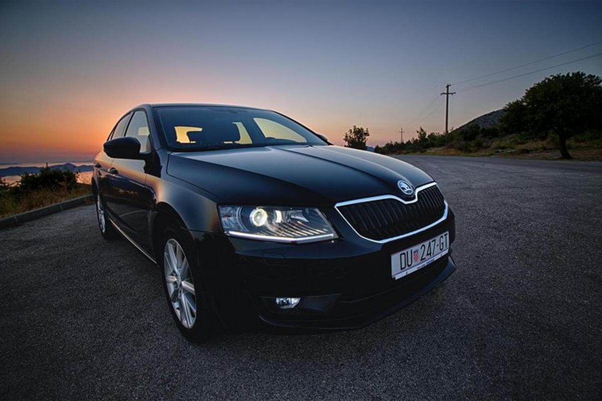 černé auto zaparkované na kraji silnice