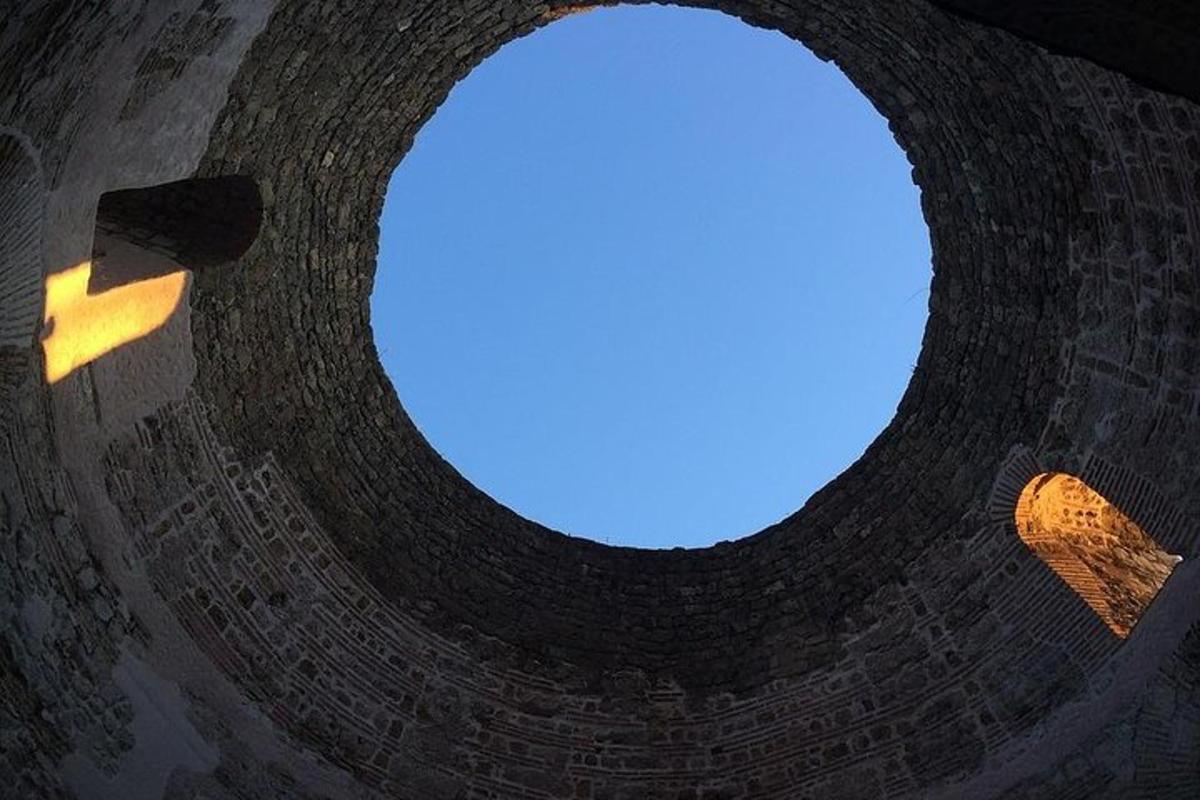 una finestra rotonda in un edificio con un cielo azzurro