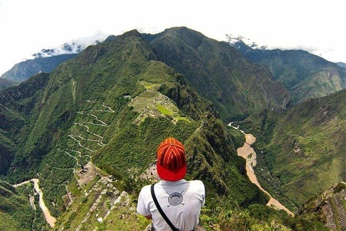 站在山顶上的红头发人