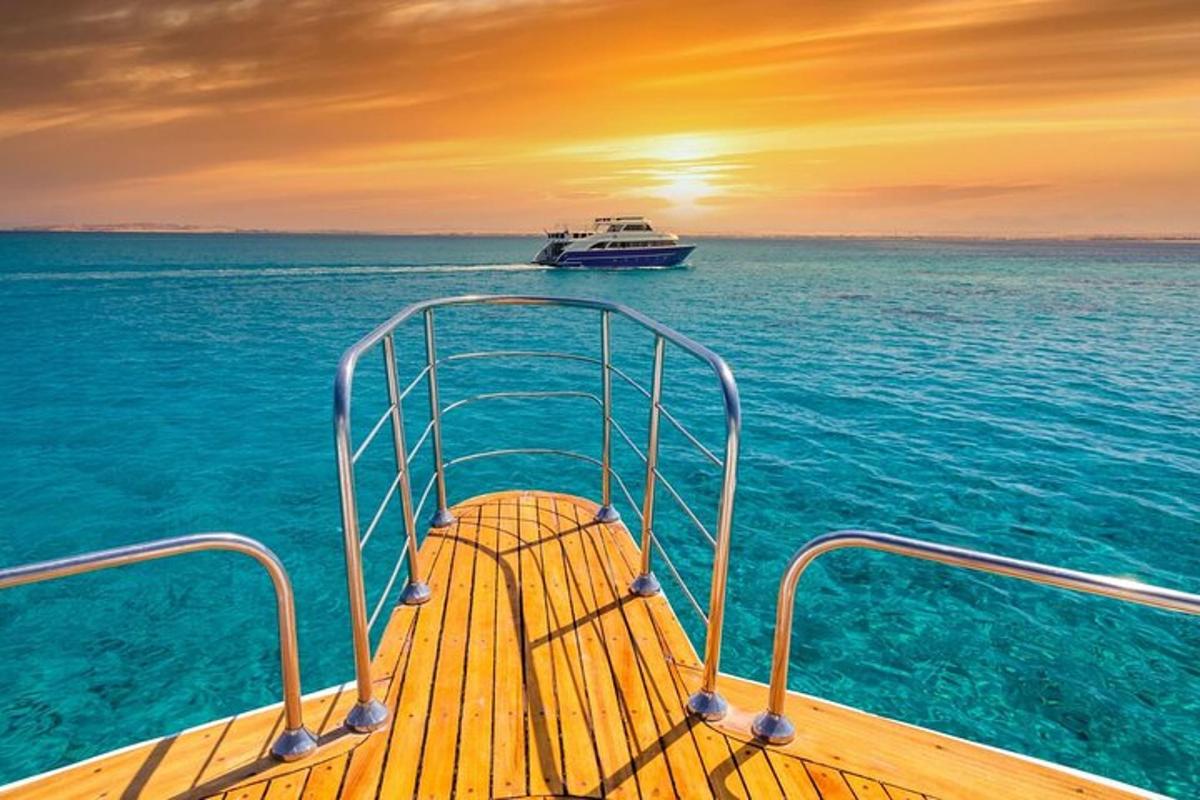o barcă în ocean cu o navă în apă