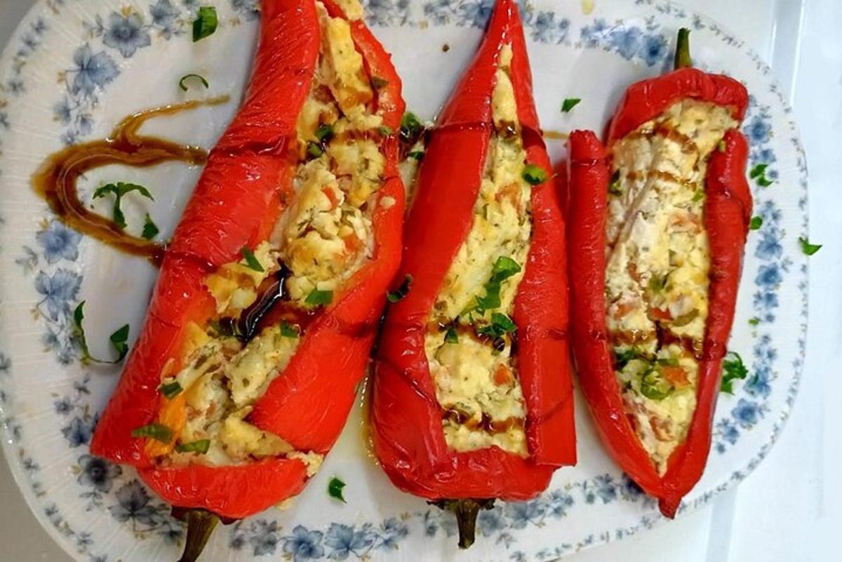 một đĩa có ba quả ớt trên bàn