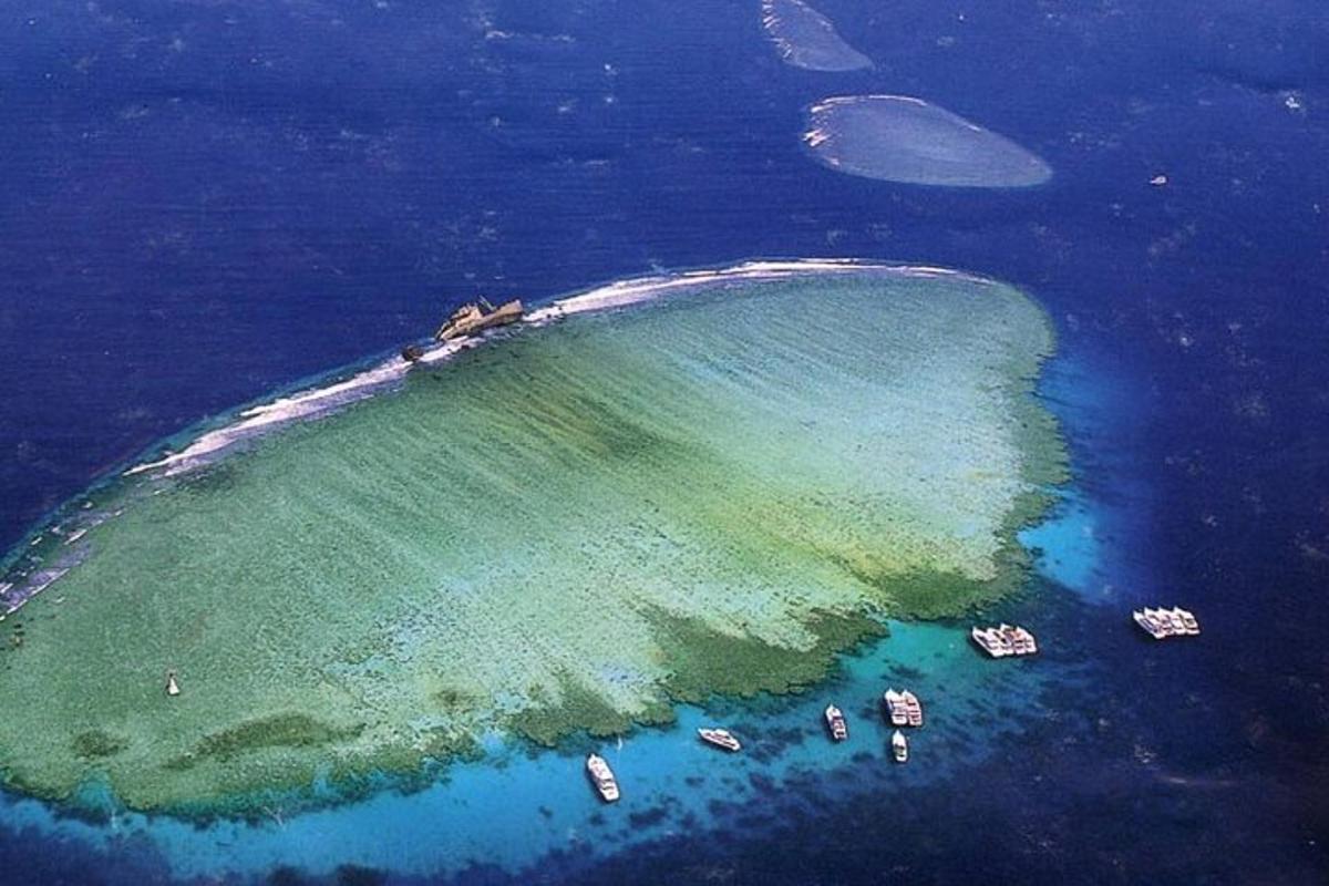 pemandangan udara pulau kecil di lautan