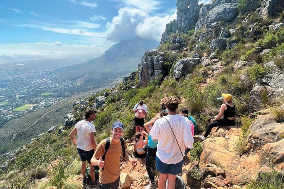 un groupe de personnes marchant sur une montagne