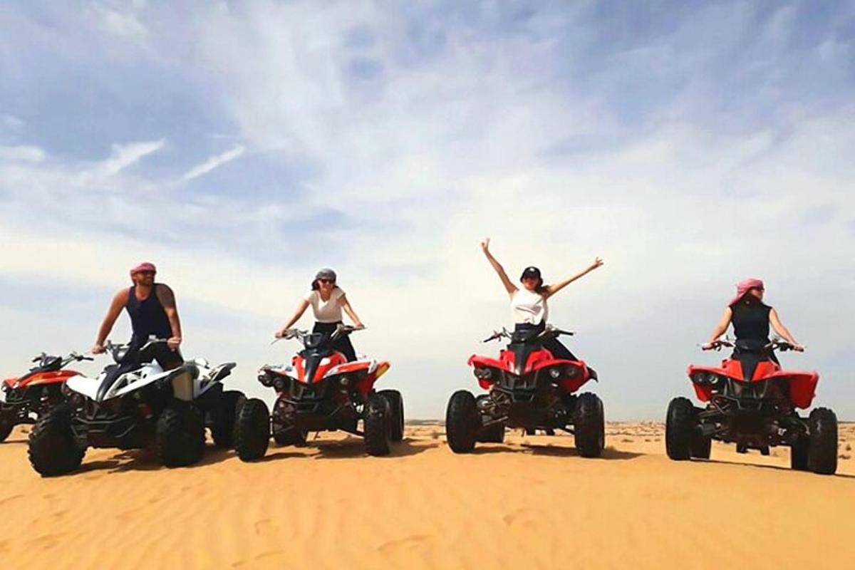 un gruppo di persone su quad nel deserto