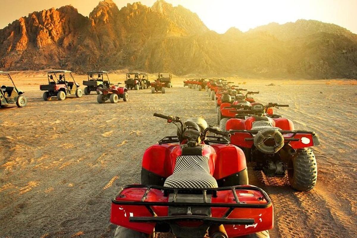 una fila di motociclette parcheggiate sulla spiaggia