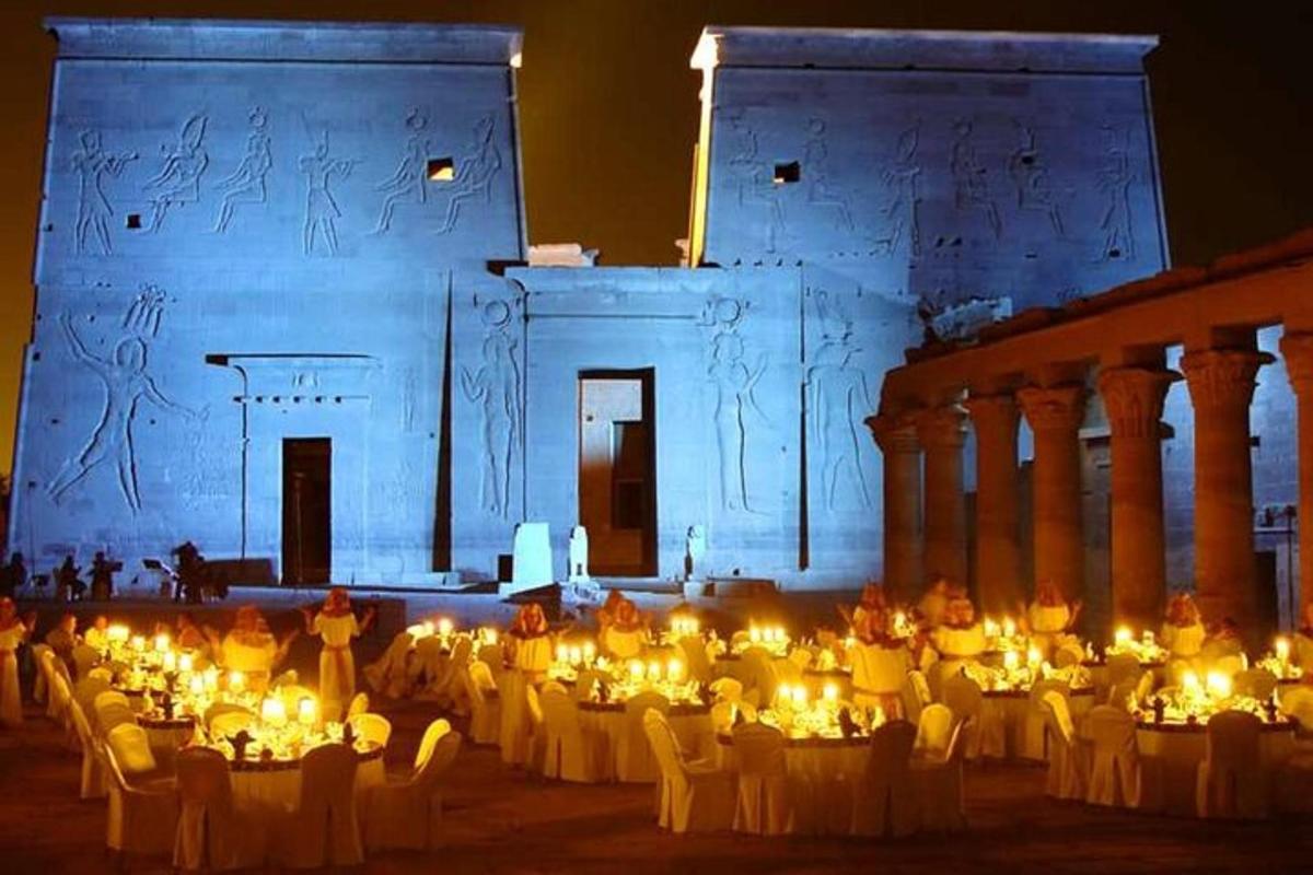 un grup de taules amb espelmes davant d'un edifici