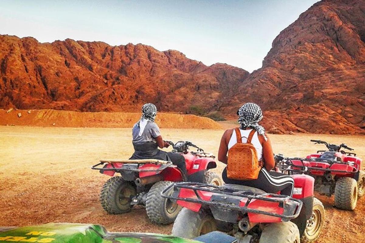 due persone sono sedute su quad nel deserto