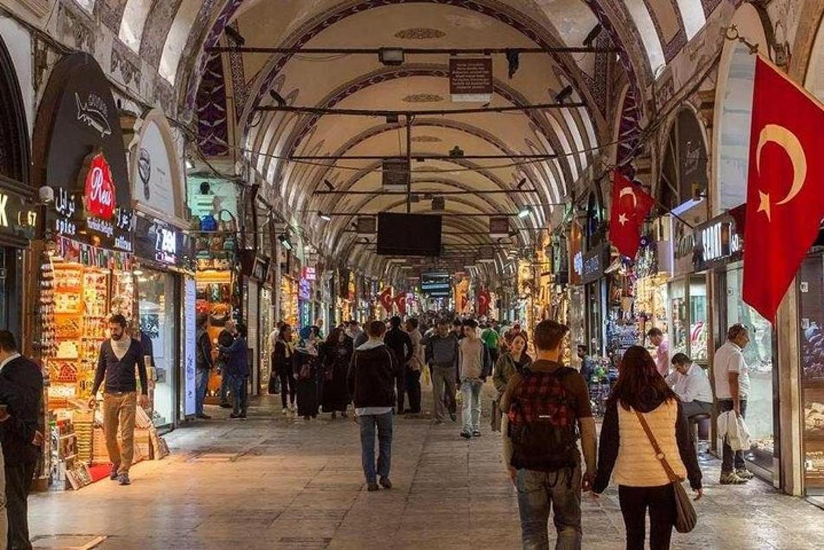 egy tömeg sétál át egy bevásárlóközponton
