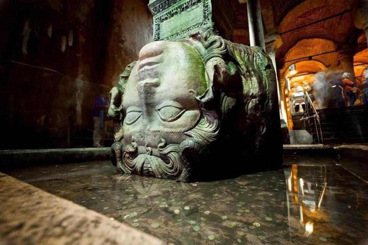 una statua di una testa seduta a terra