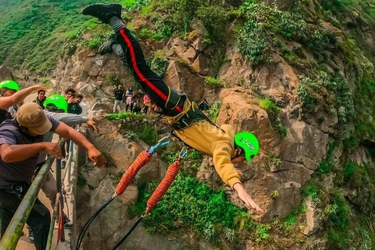 một nhóm người đang leo lên núi