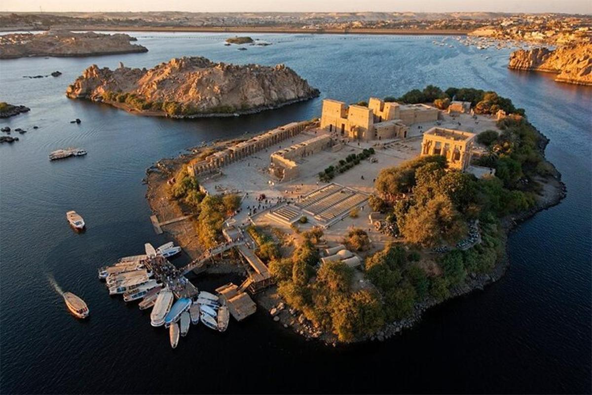 un'isola nell'acqua con delle barche al suo interno