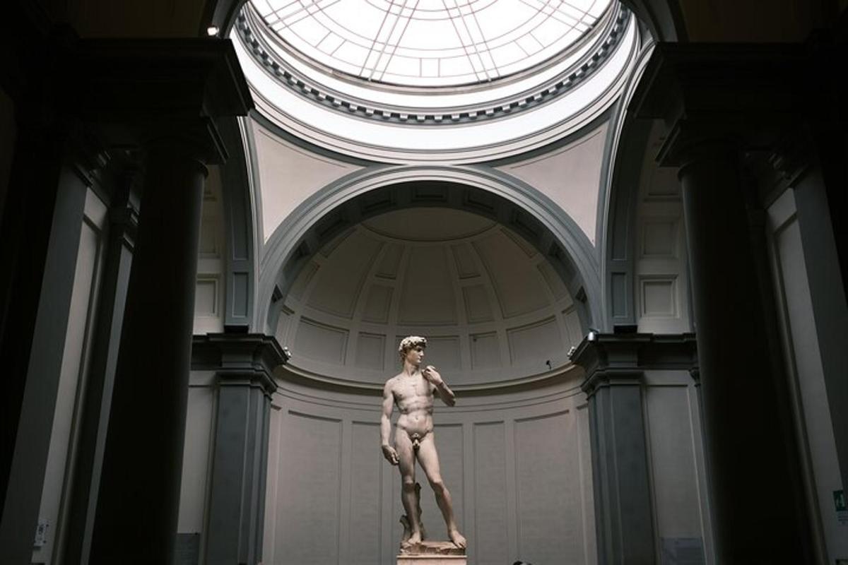 una statua di una donna in piedi in un edificio
