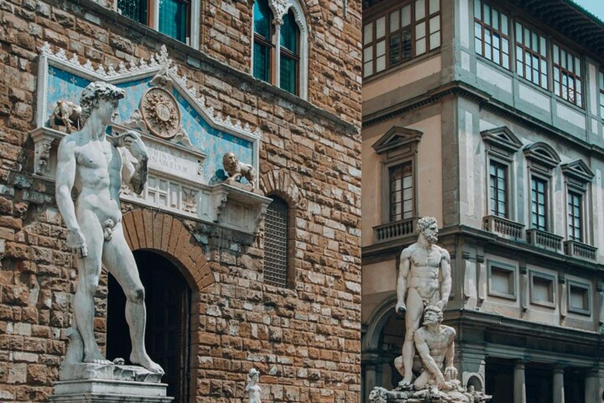 due statue davanti a un edificio in mattoni