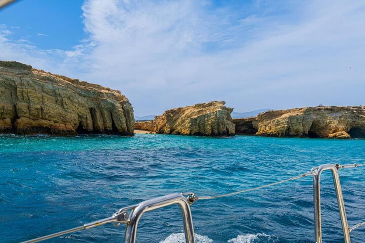 una barca in acqua accanto ad alcune rocce