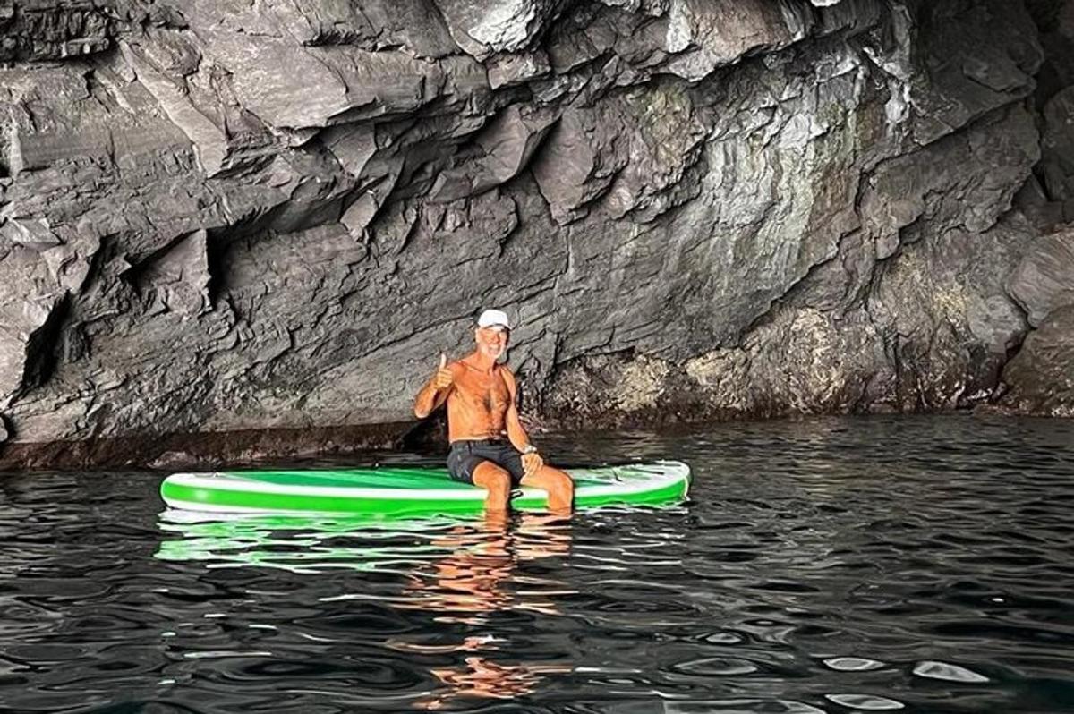 maður situr á fleka í vatninu