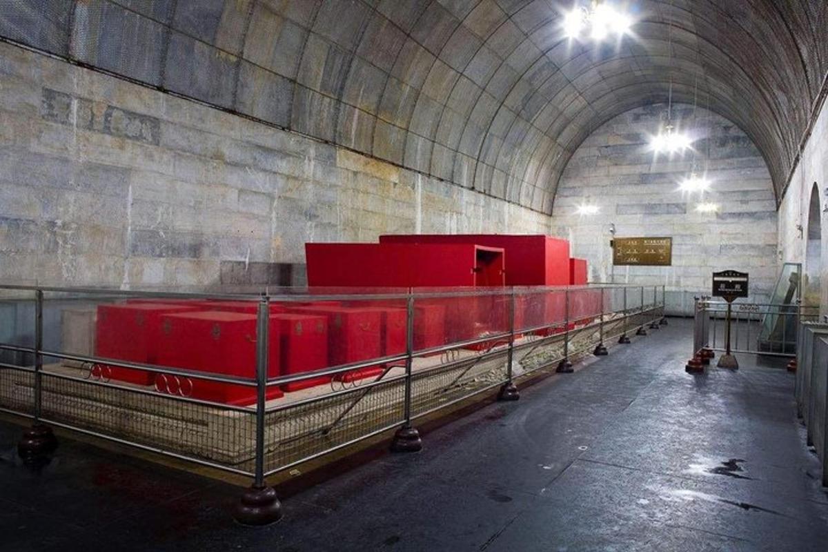 una grande stanza con sedili rossi in un tunnel