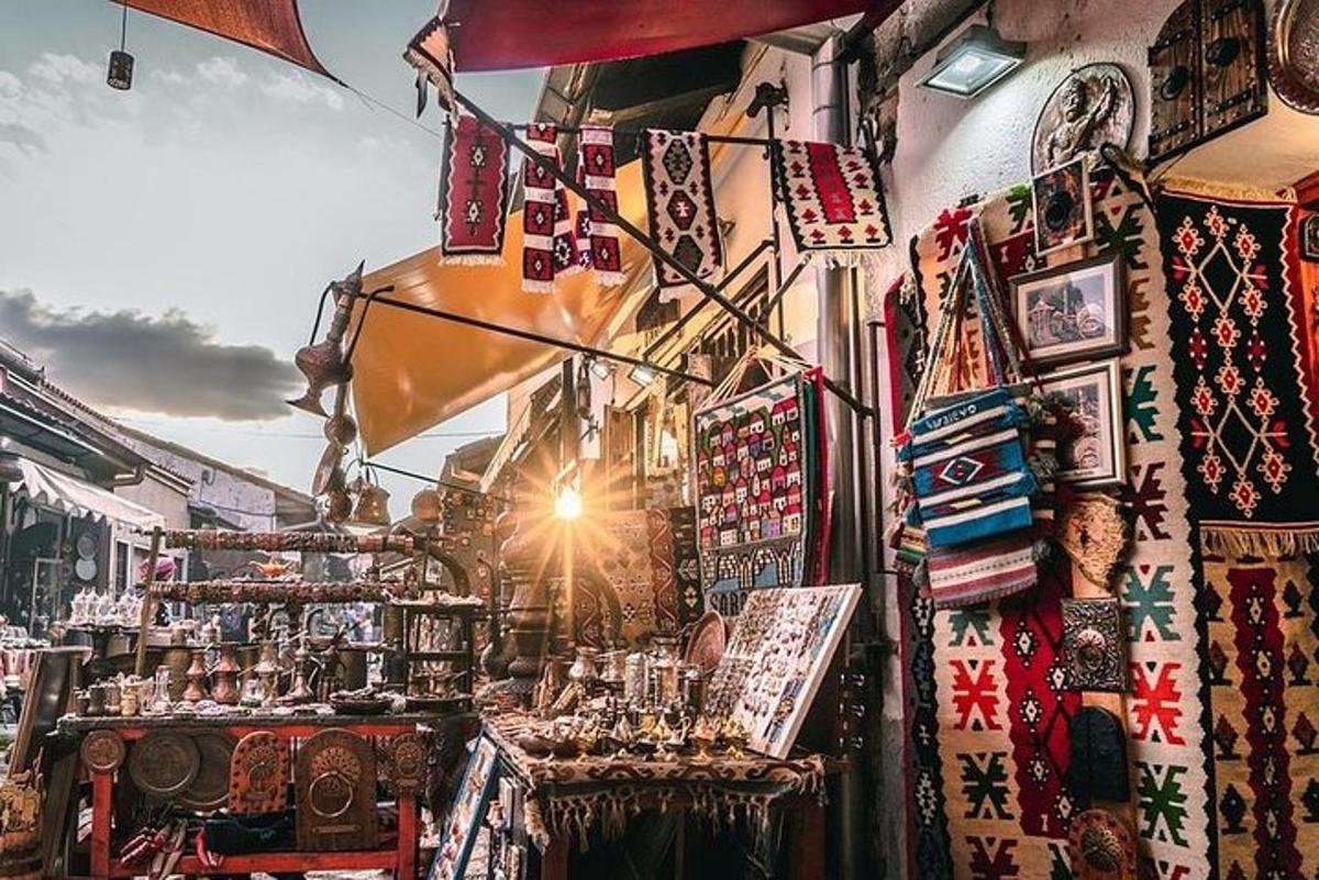 un mercato con un mucchio di oggetti su un muro