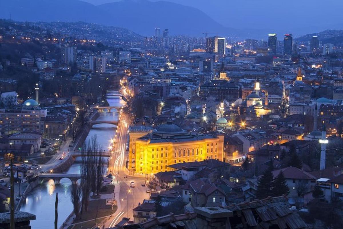 una città di notte con un edificio illuminato