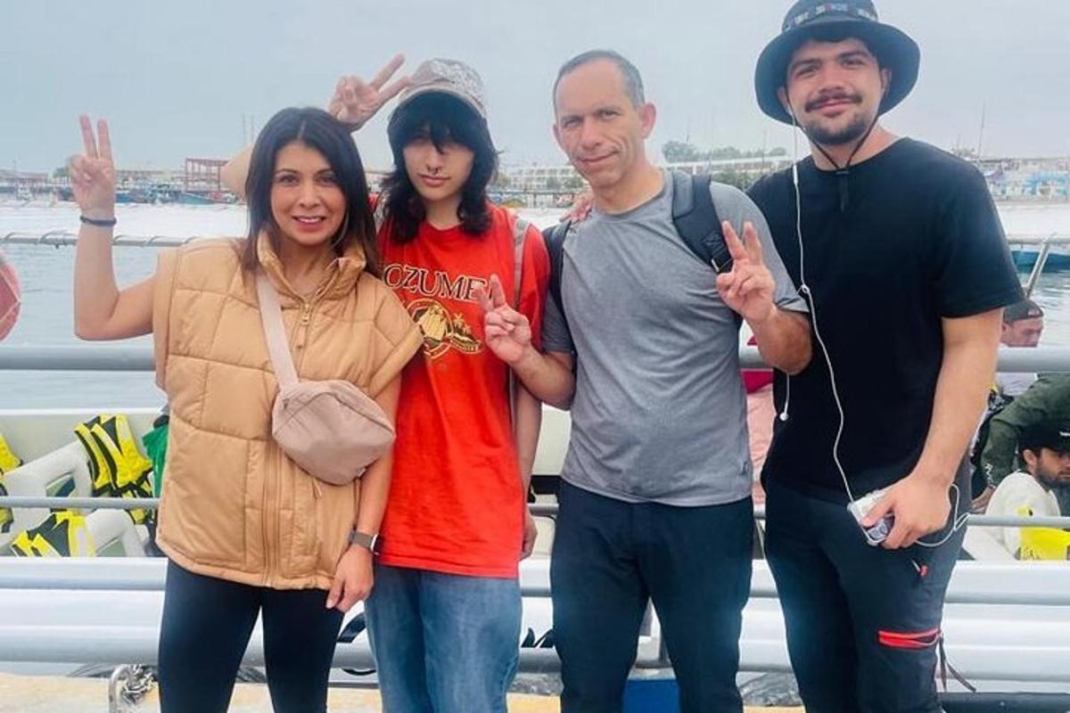 un grup de tres persones fent el signe d'aprovació amb el polze