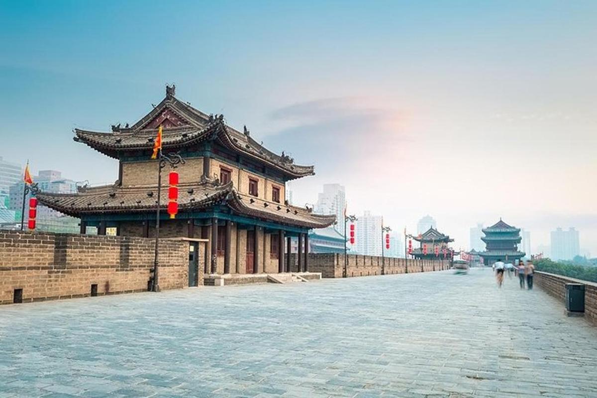 un grande edificio sul lato di una strada